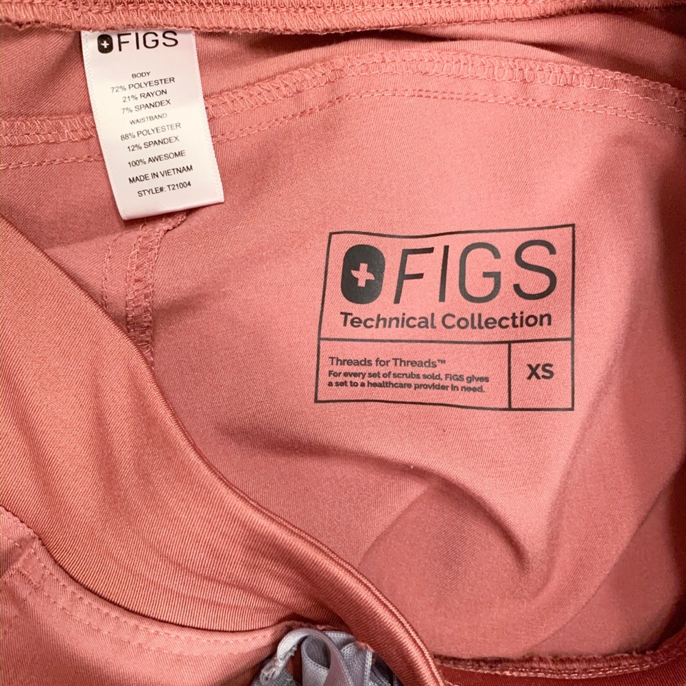 Figs scrub bottoms in mauve